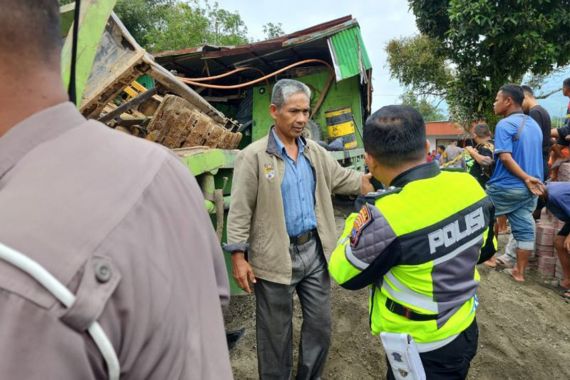Detik-Detik Truk Pembawa Alat Berat Mengalami Rem Blong, Braaak! - JPNN.COM