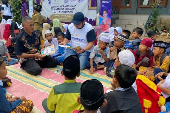 Program Berkarya Bercerita ERHA Disambut Antusias Ratusan Anak Pengepul Sampah Bantargebang  - JPNN.COM
