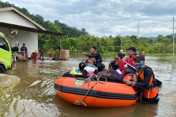 Banjir di Morowali Utara, Puluhan Keluarga Mengungsi - JPNN.COM