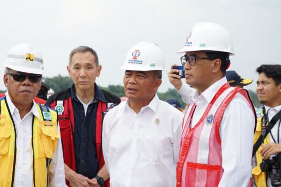 Tinjau Tol Cisumdawu, Menko PMK Optimistis Urai Kemacetan Mudik Jabar - JPNN.COM
