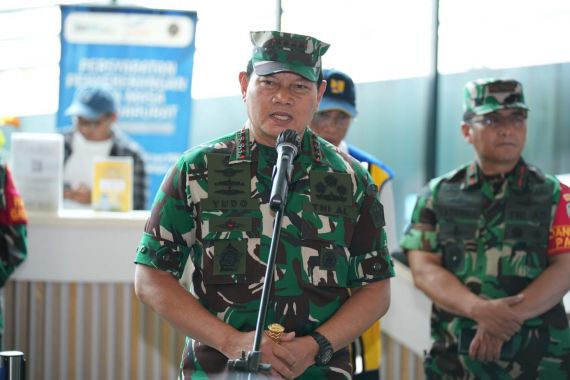Tinjau Arus Mudik, Panglima TNI Ingatkan Kru Kapal Perhatikan Keamanan Penumpang - JPNN.COM