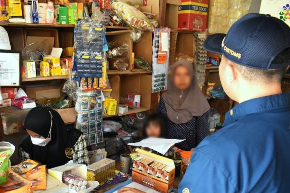 Operasi Pasar di Pekanbaru, Bea Cukai Temukan Rokok Dilekati Pita Cukai Diduga Palsu - JPNN.COM