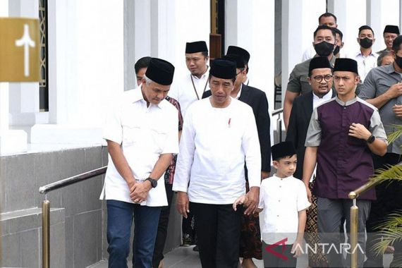 50 Menit Dalam Pesawat, Jokowi dan Ganjar Pranowo Bicara Empat Mata, Ini yang Dibahas - JPNN.COM