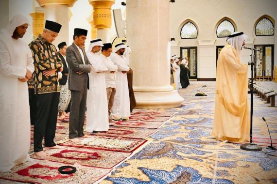 Jokowi dan Ganjar Tarawih Bareng di Masjid Syekh Al Zayed - JPNN.COM
