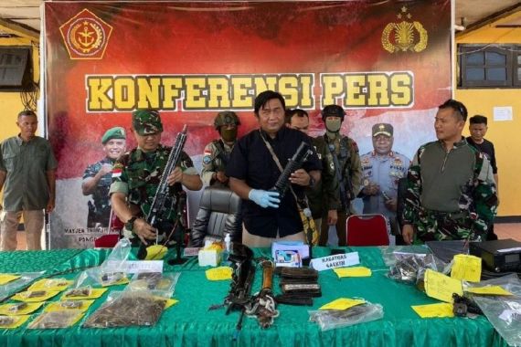 TNI-Polri Gerebek Markas KKB, Lihat Tuh Barang Bukti yang Didapat - JPNN.COM