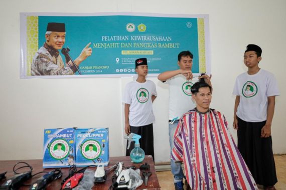Lewat Pelatihan Kewirausahaan, SDG Sumsel Berdayakan Santri di Palembang - JPNN.COM