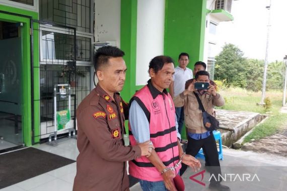 Kejari Bengkulu Tengah Tahan Mantan Kades Tersangka Korupsi Dana Desa - JPNN.COM