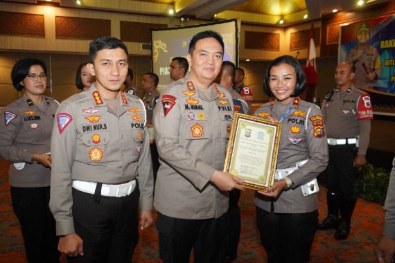 Kompol Birgitta & Anak Buah Dapat Penghargaan dari Kapolda Riau, Ini Prestasi Mereka - JPNN.COM