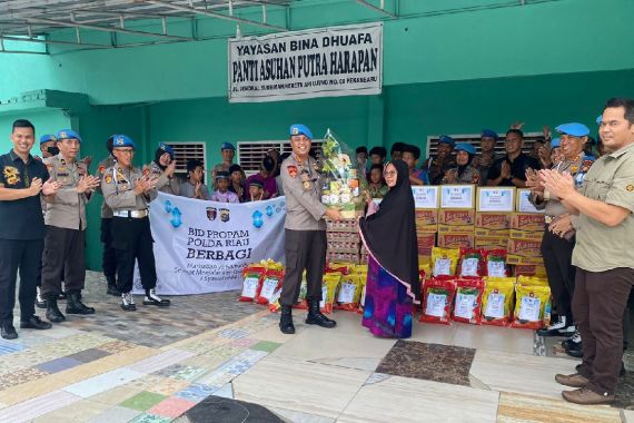Ramadan, Bidpropam Polda Riau Bantu Anak-anak di Panti Asuhan - JPNN.COM