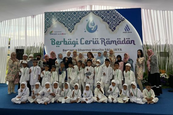 Dharma Wanita PAM JAYA Beri Santunan dan Paket Sembako kepada Anak Yatim - JPNN.COM