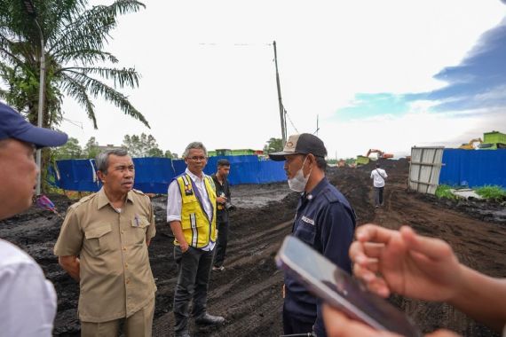 Jalan Rusak Akibat Truk Pengangkut Batu Bara Berlalu Lalang, Gubri Syamsuar Berang - JPNN.COM