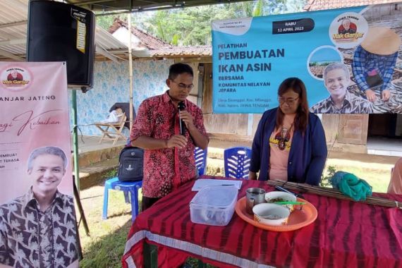 Mak Ganjar Adakan Pelatihan Pengolahan Ikan Asin Bareng Ibu-Ibu di Jepara - JPNN.COM