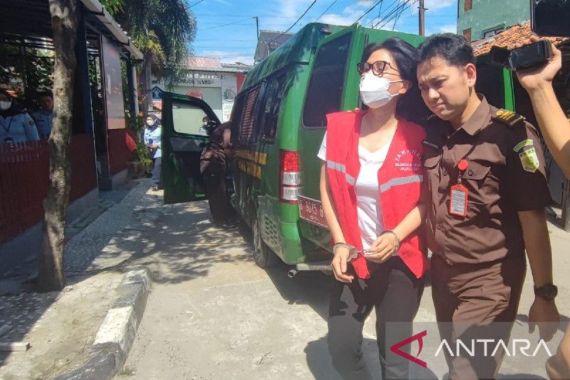 Lihat Itu Tangan Natalia Rusli Diborgol, Dibawa ke Pondok Bambu - JPNN.COM