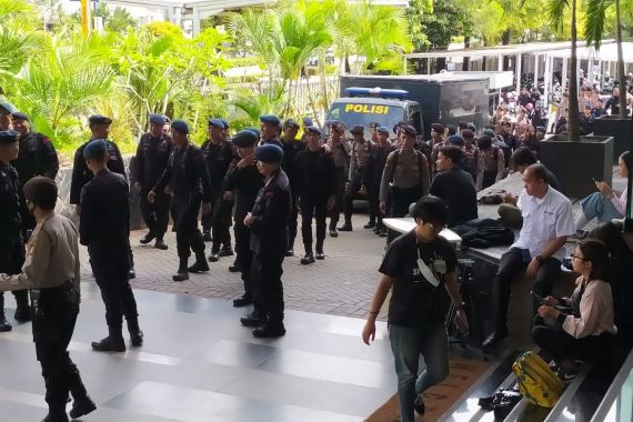 Firli Bahuri Bakal Diperiksa Dewas terkait Laporan Brigjen Endar, Personel Brimob Bersiaga, Lihat - JPNN.COM