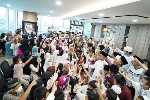 300 Anak Panti Asuhan Semringah Diajak Berkeliling di Kantor PNM - JPNN.COM