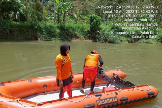 Pemuda yang Menceburkan Diri di Sungai Batang Agam Belum Ditemukan - JPNN.COM