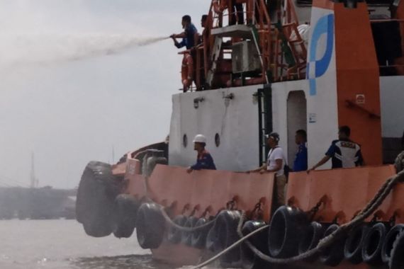 Kapal Bermuatan 40 Ton Beras Terbakar di Perairan Sungai Musi - JPNN.COM