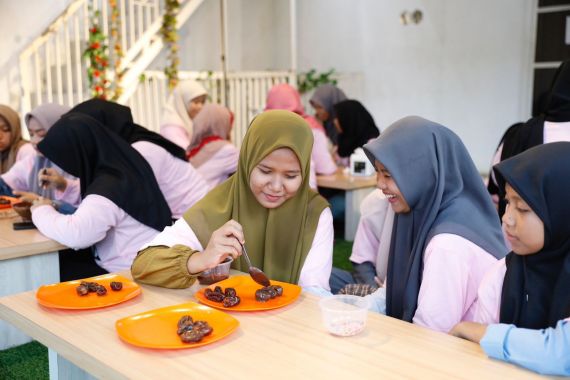 Srikandi Ganjar Latih Perempuan Milenial Membuat Makanan Khas Lebaran - JPNN.COM