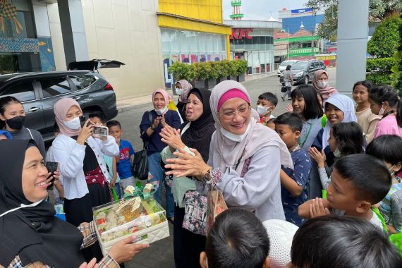 Keluarga SMAN 8 Jakarta Menyenangkan Anak-anak TBM Bukit Duri Bercerita, Begini Caranya, Keren - JPNN.COM