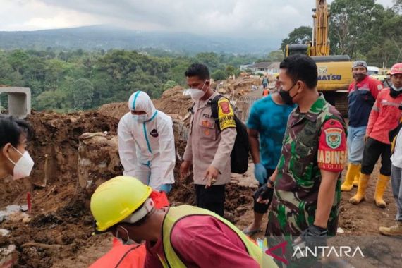 Petugas Kembali Temukan Jasad Korban Gempa Cianjur di Sate Sinta-Cijedil - JPNN.COM