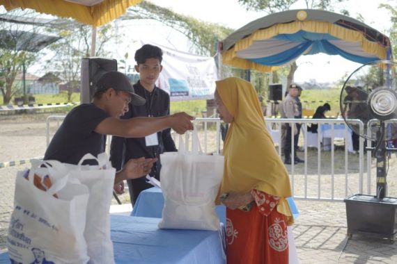 Safari Ramadan BUMN 2023: Pupuk Indonesia Salurkan Seribu Paket Sembako & Buka Bazar UMKM di Kalsel - JPNN.COM