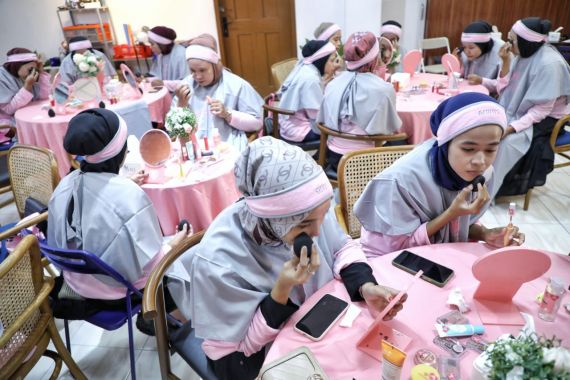 Gelar Beauty Class, Srikandi Ganjar Jambi Ajak Perempuan Milenial Mempercantik Diri - JPNN.COM