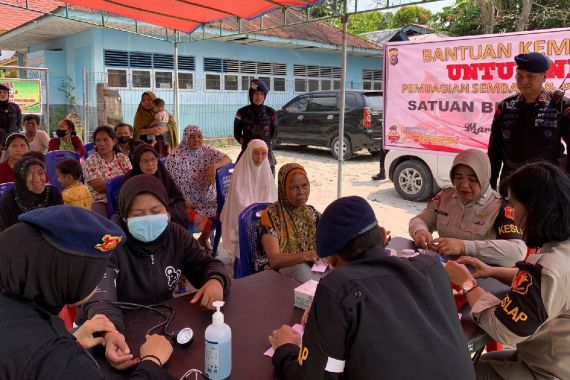 Anak Buah Irjen Iqbal Beri Pengobatan Gratis dan Sembako, Lihat - JPNN.COM