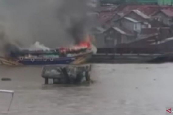 Kapal Angkut Puluhan Ton Beras Hangus Terbakar di Tengah Sungai - JPNN.COM