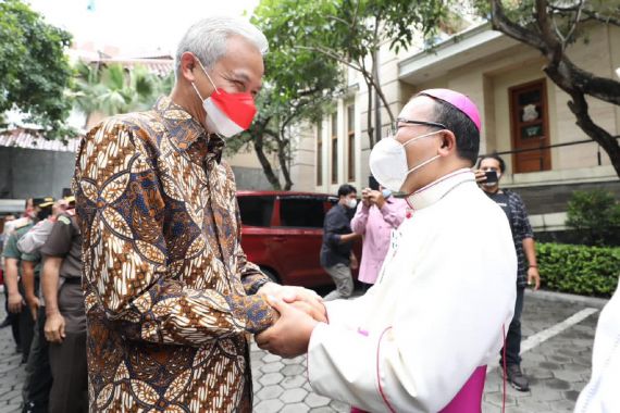 Ganjar Membagikan Insentif Bagi Ratusan Ribu Guru Keagamaan dari 5 Agama di Jateng - JPNN.COM