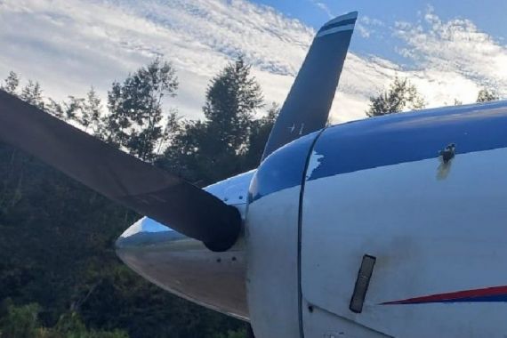 KKB Menembak Pesawat Asian One di Beoga - JPNN.COM