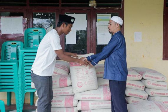 Santri Dukung Ganjar Beri Bantuan Material Untuk Pembangunan Musala dan Ponpes - JPNN.COM