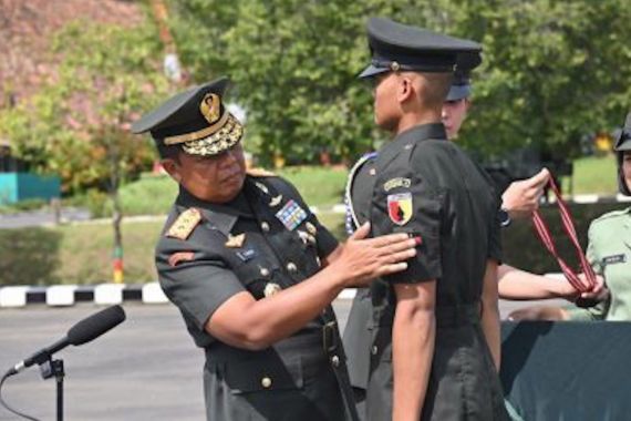 Pangdam V/Brawijaya Terharu Melantik Anak Kuli Menjadi Prajurit TNI AD - JPNN.COM