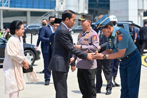 Jokowi dan Ibu Negara Tinggalkan Indonesia, Lihat Siapa yang Melepas - JPNN.COM