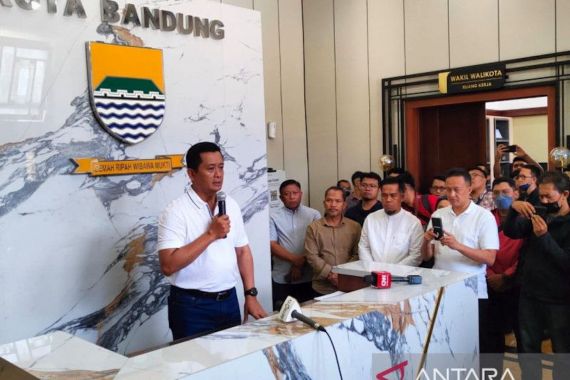Seusai Wali Kota Bandung Ditangkap KPK, Sekda Kumpulkan Kadis hingga Camat untuk Rapat Darurat - JPNN.COM