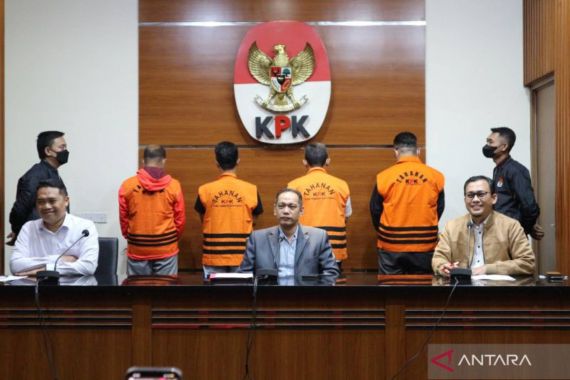 Penampakan Wali Kota Bandung Yana Mulyana jadi Tersangka dan Berompi Tahanan KPK - JPNN.COM