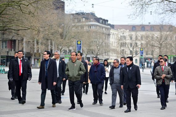 Lihat Tuh, Jokowi Jalan Santai di Jerman, Pengamanannya Seperti Ini - JPNN.COM