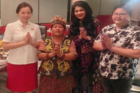 YouTuber Aleta Molly Mengadakan Pengobatan Ida Dayak Bersama Ketum Moeldoko Center - JPNN.COM