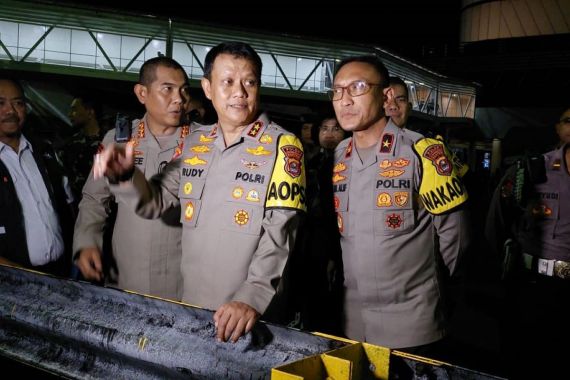 Kapolda dan Wakapolda Banten Pantau Ketat Arus Mudik Hingga Malam Hari - JPNN.COM