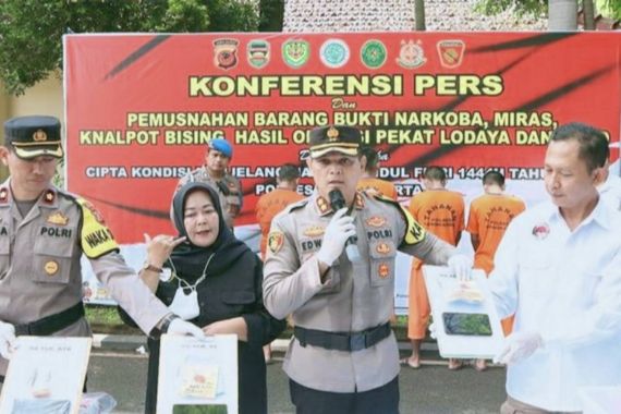 Suami Ajak Istri yang Lagi Hamil Jualan Ganja - JPNN.COM