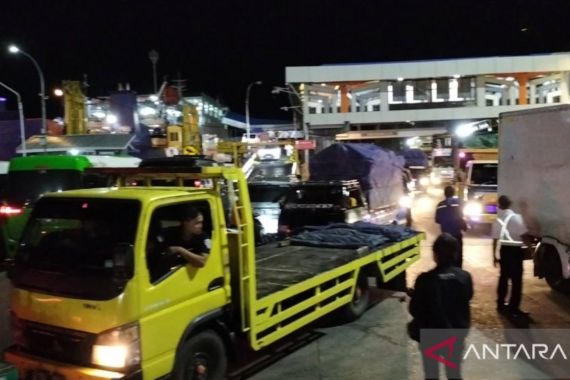 Pemudik Sudah 2 Jam Belum Masuk Kapal di Pelabuhan Bakauheni - JPNN.COM