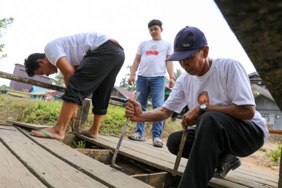 OMG Kalteng Gotong Royong Perbaiki Madrasah Aliyah di Katingan, Begini Keseruannya - JPNN.COM