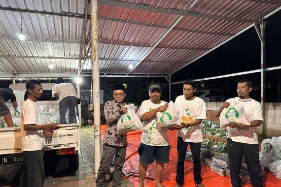 Gus Muhaimin Bagikan Puluhan Ribu Paket Lebaran untuk Warga Malang Raya - JPNN.COM