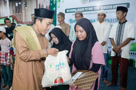 Petebu Pendukung Ganjar Pranowo Kunjungi Panti Asuhan dan Santuni Anak Yatim di OKI - JPNN.COM