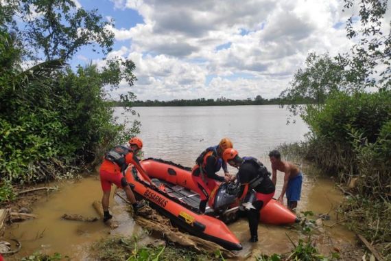 Kapal Bermuatan Pinang Tenggelam di Sungai Batanghari, 1 Orang Hilang - JPNN.COM