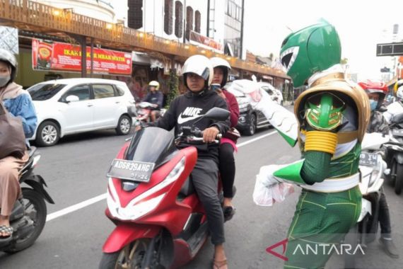 Power Rangers Hijau Terjun ke Jalan, Lihat Sesuatu di Tangannya - JPNN.COM