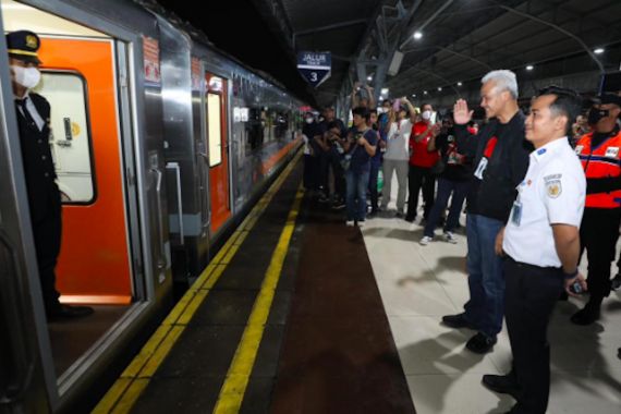 Kloter Pertama, Ganjar Berangkatkan 8 Gerbong Kereta Mudik Gratis Rute Jakarta-Kutoharjo - JPNN.COM