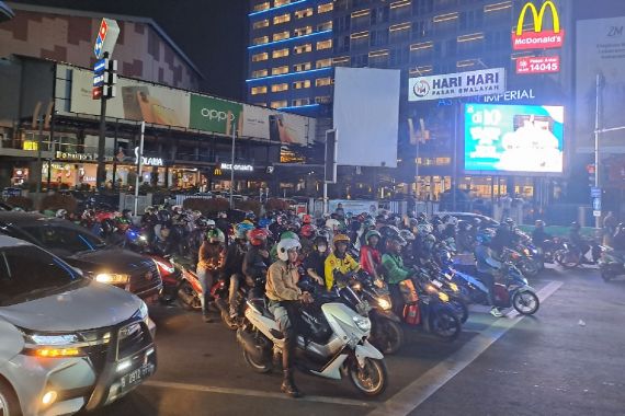 Jalur Kalimalang Mulai Dipadati Pemudik Malam Ini, Polisi: Lumayan Ramai - JPNN.COM