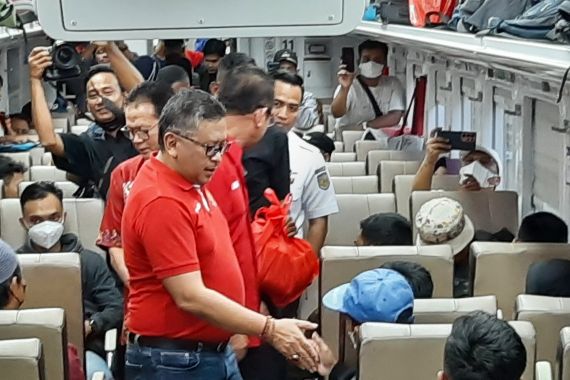 PDIP Lepas Kereta Mudik Gratis Rute Jakarta-Semarang-Surabaya di Stasiun Senen - JPNN.COM