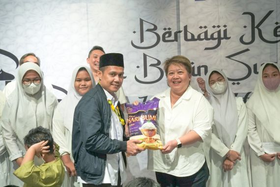 Momen Ramadan, TJSL Sarinah Bagikan 150 Kilogram Beras ke Anak Yatim - JPNN.COM