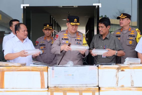 Polda Riau Gagalkan Penyelundupan Benur Senilai Rp 61 Miliar, 2 Pelaku Ditangkap - JPNN.COM